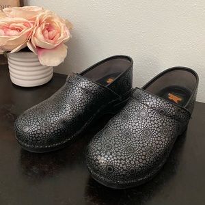 Dansko Classy Black and Silver Print, Size 40